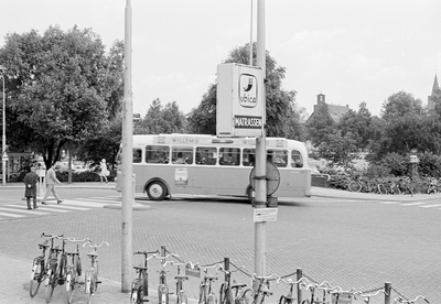 831172 Afbeelding van een autobus op de hoek van de Tunnelweg (links) en Leidseweg te Utrecht.